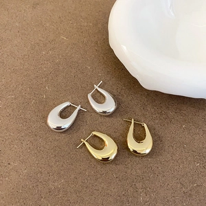 Minimalist U-shaped chunky hoop earrings in gold and silver polished metal finishes