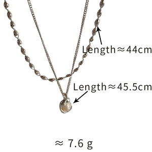 Detail of double-layer silver chain necklace with pearl pendant and size dimensions