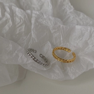 Set di due anelli a catena cubana vuota in finiture color oro e argento lucido
