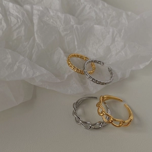 Anelli minimalisti in oro e argento con design a catena traforata e intrecciata
