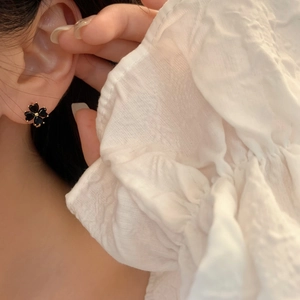 Minimalist black four-leaf clover drop earrings featuring heart-shaped petals for women