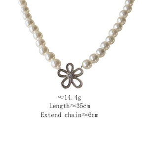 Détails du collier de perles avec pendentif fleur et mesures de longueur 35cm et 6cm