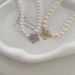 Élégant collier de perles à fleurs avec diamants en plaqué or et argent