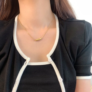 Minimalistische goldene Titanstahlhalskette mit unregelmäßigem Wassertropfenanhänger