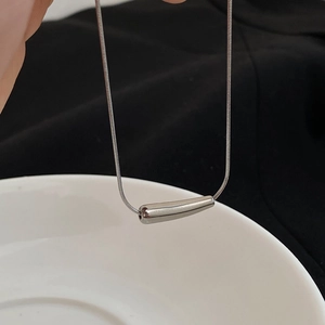 Minimalistische silberne Halskette mit unregelmäßigem Tropfenanhänger und Schlangenkette
