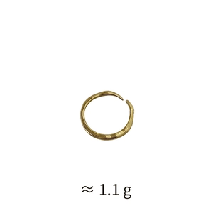 Macro shot of 1.1g adjustable gold-plated ring with irregular molten lava texture detail