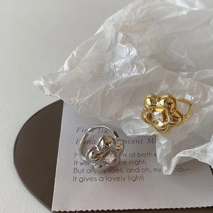 Detail of flower rings with square zircon in gold and silver plated finish