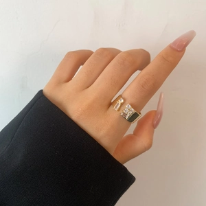 Minimalist gold-plated open ring for women with sparkling zircon stones on index finger