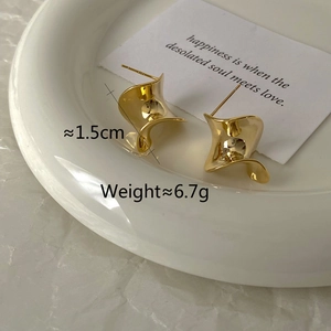 Detailed view of twisted gold hoop earrings with dimensions 1.5cm and 6.7g weight