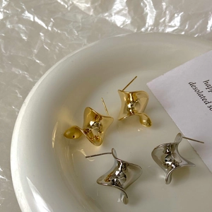 Minimalist twisted metal earrings in gold and silver finish with S925 silver studs