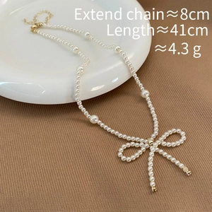 Vue détaillée du collier nœud en perles avec dimensions 41cm et chaîne de rallonge 8cm