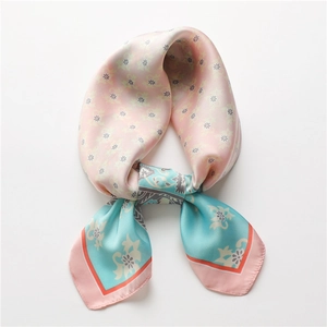 Foulard en soie vintage à motif floral, design color-block rose et bleu sur fond blanc