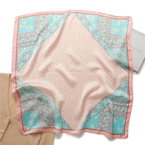 Détail du foulard en soie à fleurs vintage aux tons rose et bleu tiffany élégants