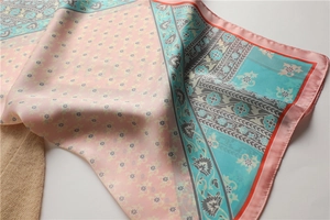 Détail de texture de foulard en soie avec motifs floraux et drapé satiné fluide