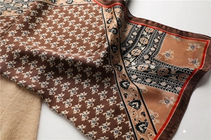 Gros plan d'un foulard en soie à fleurs ethniques montrant sa texture bohème douce