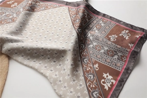 Vue détaillée d'un foulard en soie vintage avec motifs floraux et bordures roses fines