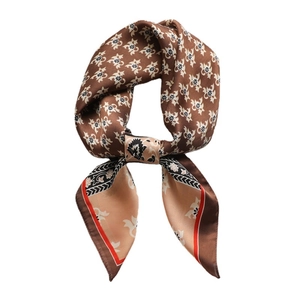 Foulard en soie rétro avec motifs floraux, vagues et bordures rouges sur fond blanc