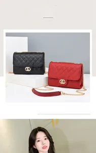 Vue détaillée des sacs matelassés noirs et rouges avec boucles et chaînes dorées élégantes