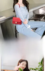 Détail d'un sac bandoulière rouge matelassé avec fermoir rotatif doré élégant