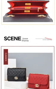 Détails de l'intérieur d'un sac à bandoulière matelassé avec compartiments rouges