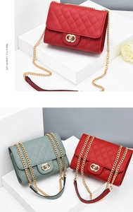 Détails de la texture matelassée et chaîne dorée sur sacs à bandoulière rouge et vert