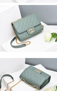 Détail du sac bandoulière matelassé vert clair avec boucle dorée et chaîne chic