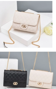 Détail de sacs à bandoulière matelassés noir et blanc avec chaîne dorée et fermoir métal