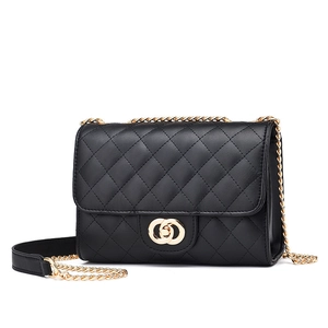 Sac bandoulière matelassé noir avec motif losanges et chaîne en métal doré