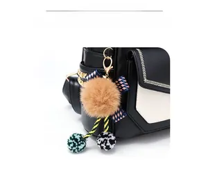 Gros plan d'un bijou de sac en fausse fourrure avec nœud écossais et crochet doré chic