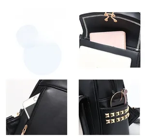 Détails du sac à dos en cuir noir avec poches latérales et rivets carrés dorés