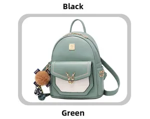 Détail du sac à dos en cuir vert menthe avec boucle de cerf dorée et pompon doux
