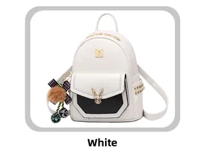 Détail d'un sac à dos blanc en cuir PU avec logo cerf doré et pompon en fourrure marron