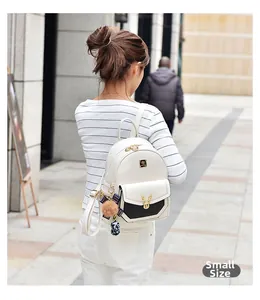Petit sac à dos élégant pour femme blanc cassé et noir avec breloque cerf en métal doré