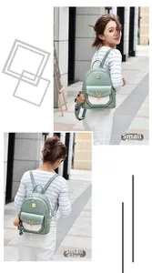 Détail d'un petit sac à dos en cuir vert haricot avec tête de cerf dorée et pompon doux