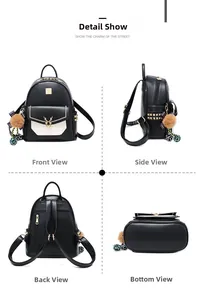 Vue détaillée du sac à dos noir pour femme avec logo tête de cerf dorée et pompon