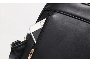 Gros plan sur la poche latérale d'un sac à dos noir contenant un smartphone