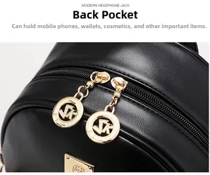 Détail d'un sac à dos en cuir noir avec double fermeture éclair et prise pour écouteurs