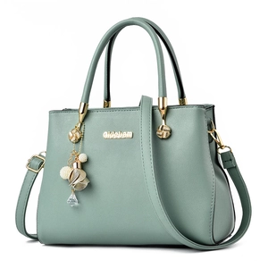 Borsa tote verde con motivo litchi, doppi manici e ciondolo floreale con perle