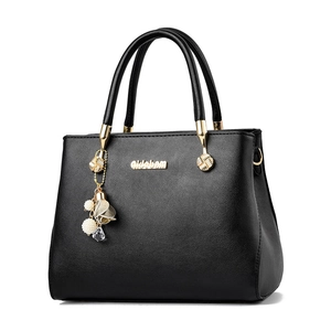 Borsa a mano minimalista in pelle nera con logo dorato e ciondolo a fiori e perle