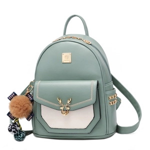 Sac à dos vert et blanc en similicuir avec boucle tête de cerf et pompon décoratif