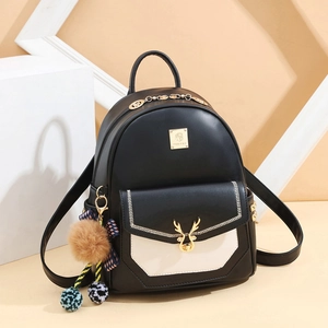 Sac à dos chic en cuir PU noir et blanc avec détail de cerf doré et breloque pompon