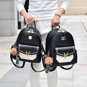 Sac à dos femme bicolore en cuir avec détail cerf doré et pompon marron décoratif