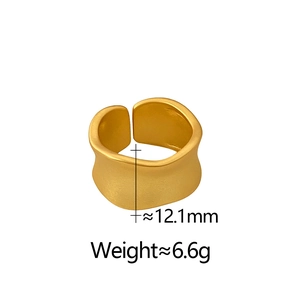 Détail macro d'une bague large mate dorée montrant la largeur et le poids de 6,6g