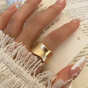 Bague large dorée mate avec bords ondulés pour femme, texture métallique givrée élégante