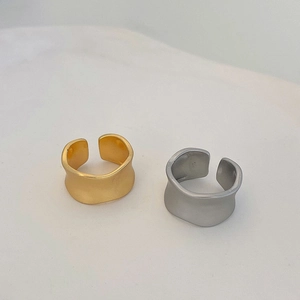 Bagues larges mates en or et argent avec un design de vagues texturées pour femmes