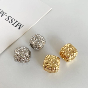Französische quadratische Metallohrringe mit Lavatextur in Gold und Silber Optik