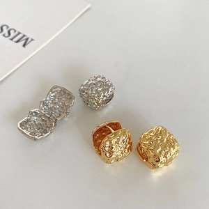 Französische strukturierte quadratische Creolen in Gold- und Silberoptik
