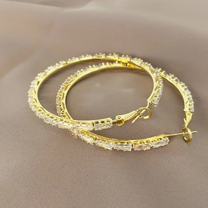 Minimalistische goldene Creolen mit funkelnden Baguette-Zirkonia-Steinen für Damen