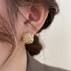 Französischer Stil Quadratische Creolen Gehämmertes Metall Kupfer Echtgold Plattiert Plissiert Geometrischer Schmuck