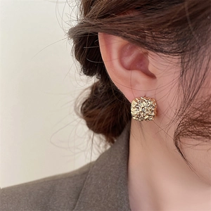 Vergoldete quadratische Ohrringe im französischen Stil mit Crinkle-Metallstruktur am Model